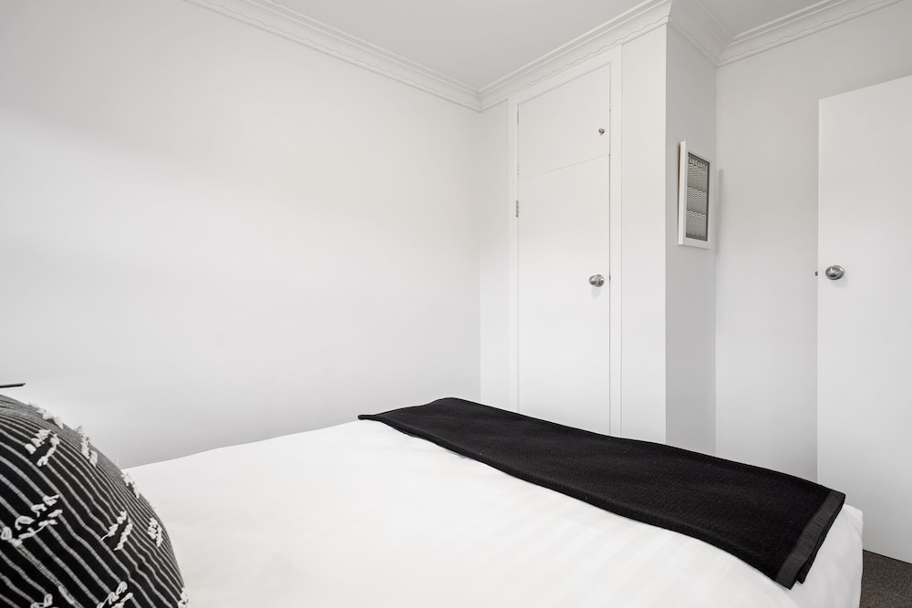 Renovated Takapuna 2BR Apt - Parking view 5