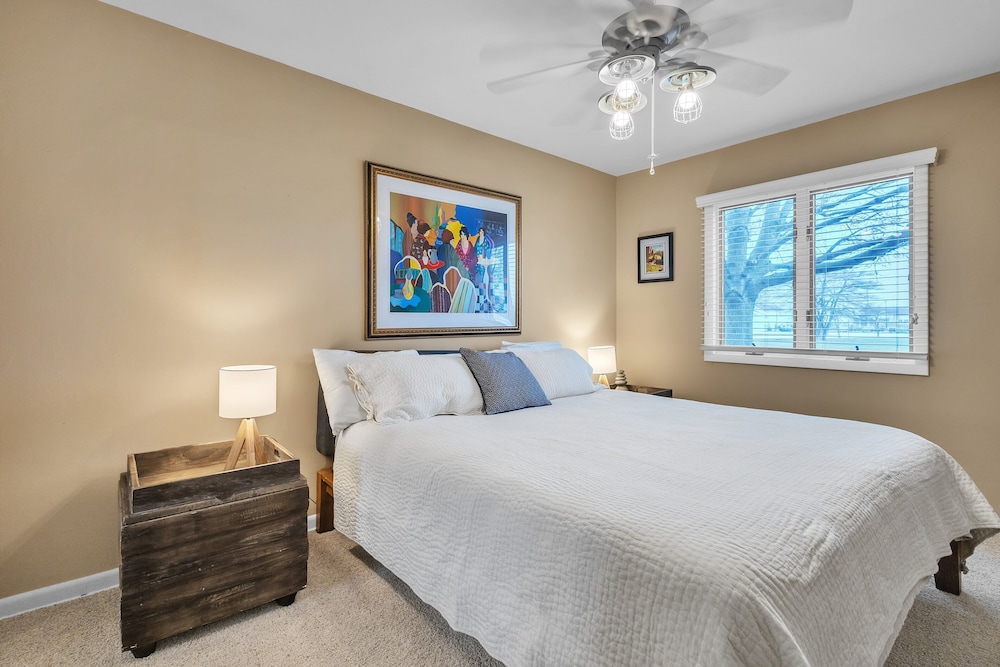 Harbor Hideaway - Walk To Beach, Dining & Downtown 2 Bedroom Condo