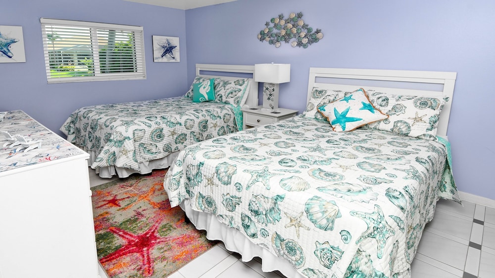 Love Bird Canalfront Villa Lounge Terrace Heated Pool pet Friendly