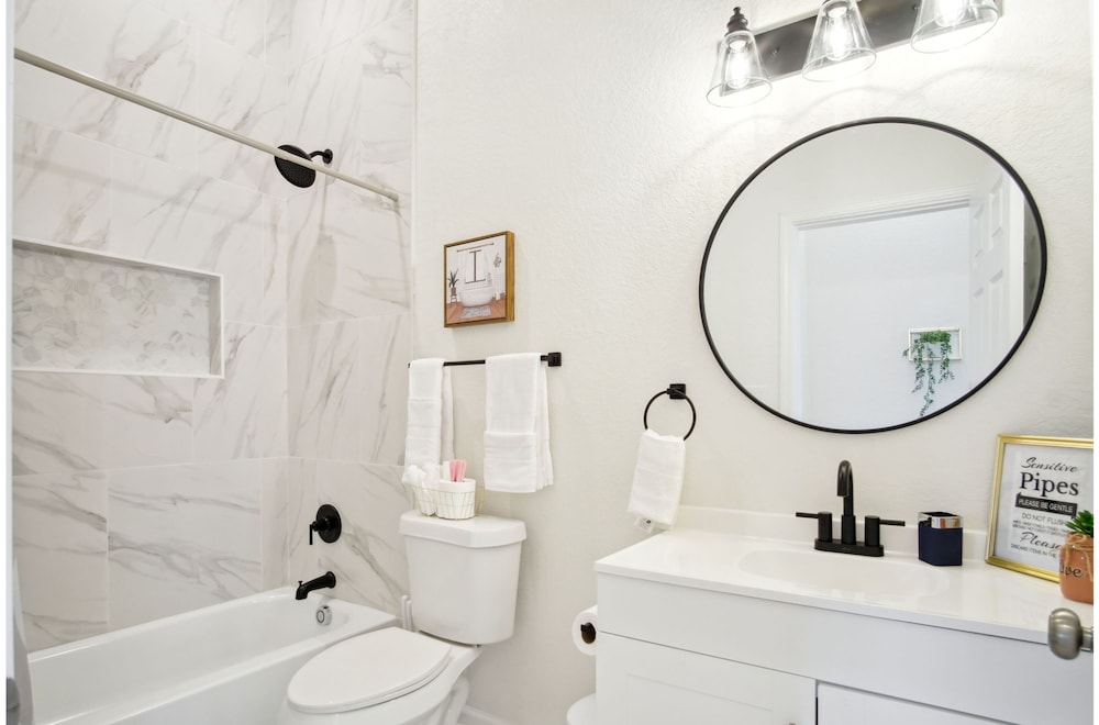 Skyline Retreat 3br-3ba w Stunning Views Near DT