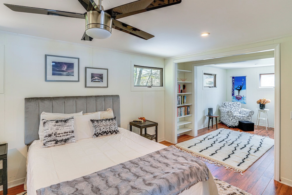 Watercrafts & Dock: Stunning Lakehouse in Becket!