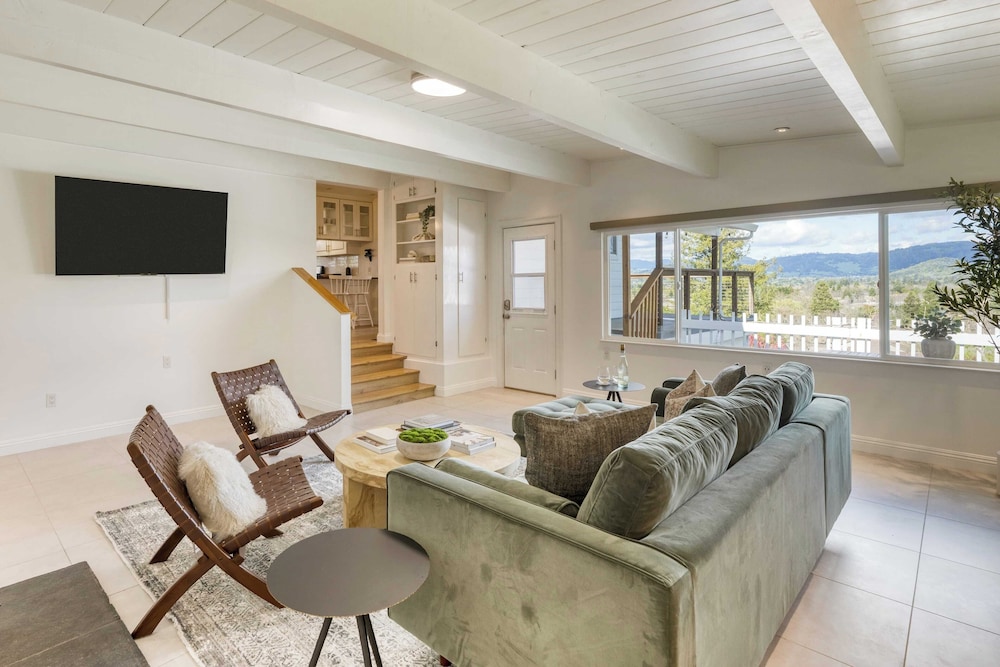 Modern Sonoma Stay w/ Spacious Deck, Views & Prime Location Bennett