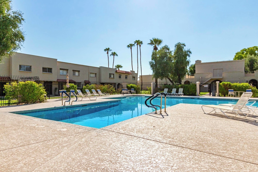 Walk to Old Town & Giants Stadium! Unit w/ Pool