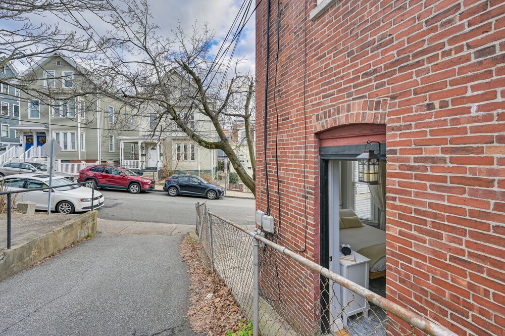 Cozy Somerville Studio: 2 Mi to Boston, Walk to T! view 2