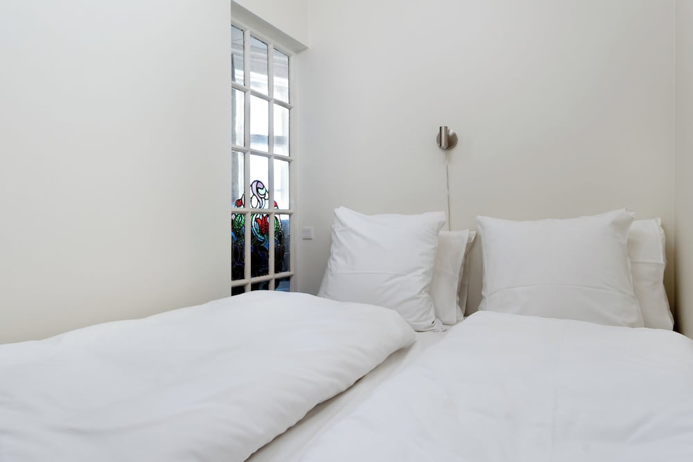 Royal Neighbors - 4 bedrooms - 2 bathrooms