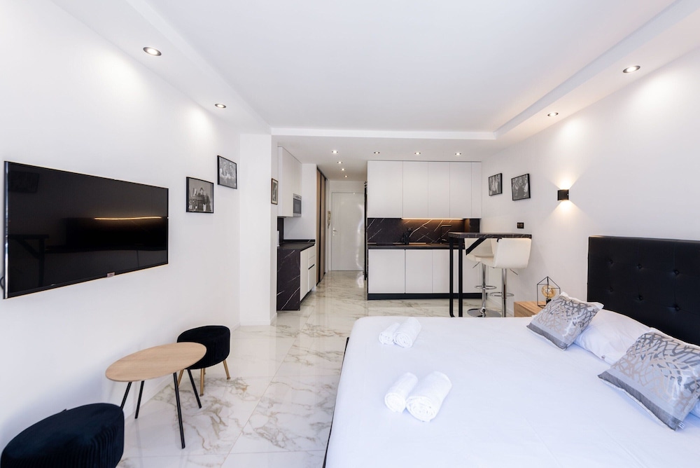Large Studio Apartment With Terrace and sea View view 4
