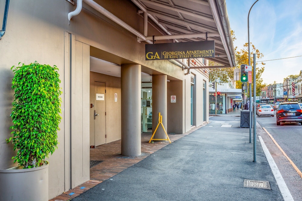 Stylish Studio in the Heart of Newtown With Pool