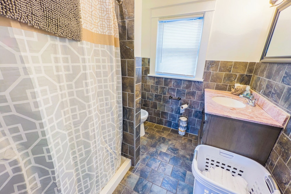 Large 6Br, 2Ba Close To Niagara Falls