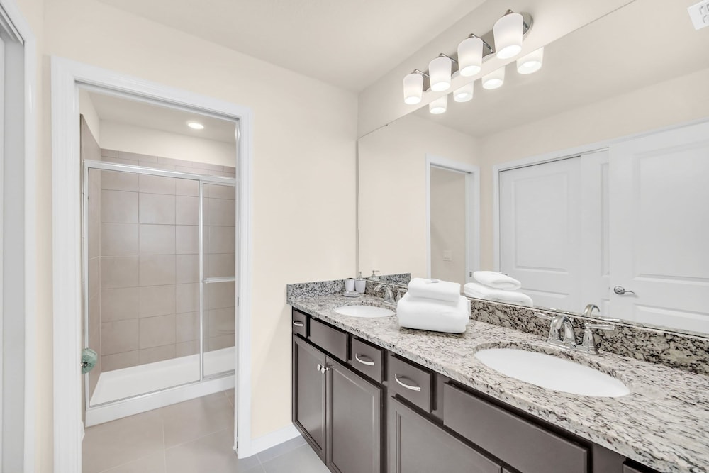 Stylish 5BR Home With Mickey Cars Rooms