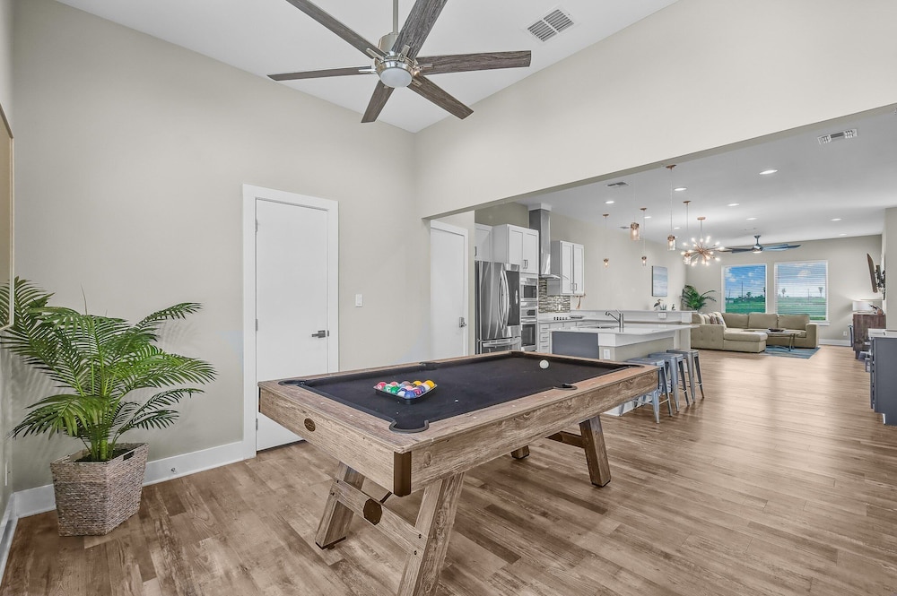 Waterfront Condo With Rooftop + Pool + Boat Slips