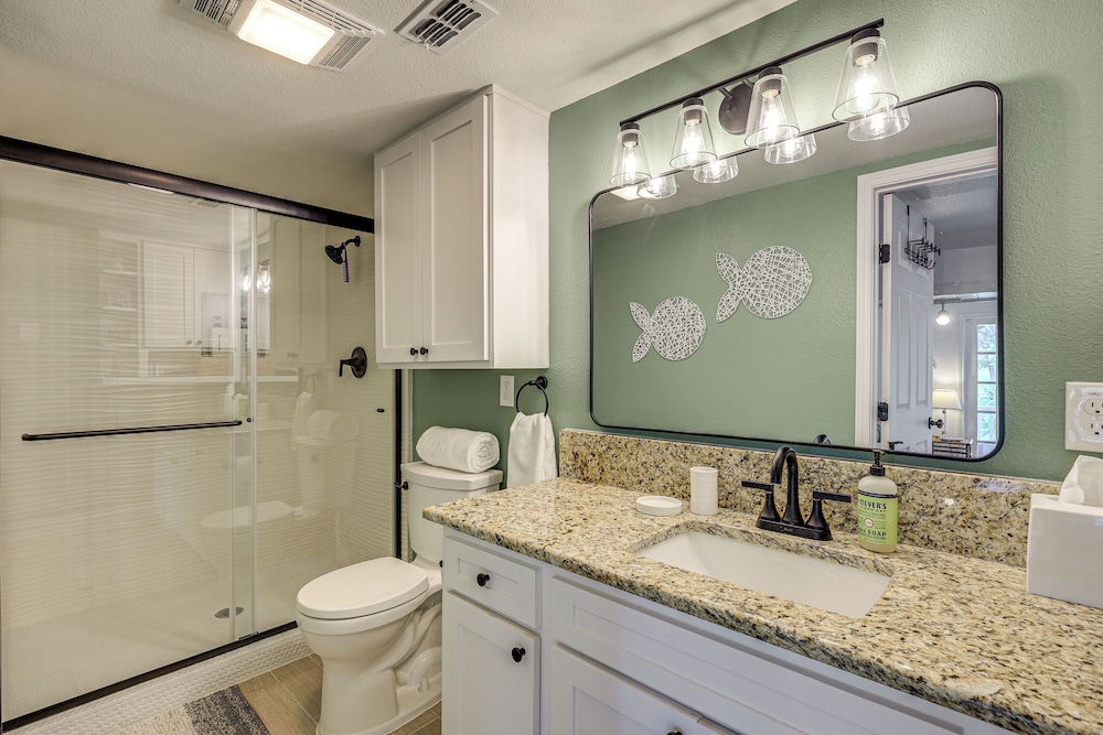 Mod on the Guad Home w/ Lake Mcqueeney Views!