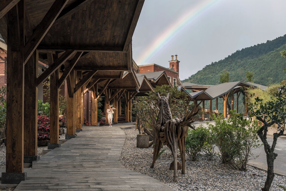 Tengchong Budu Hot Spring Resort Hotel