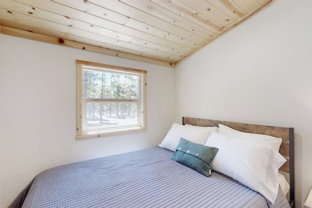 Secluded, Quiet Cabin in the Pines w/ Fire Pit
