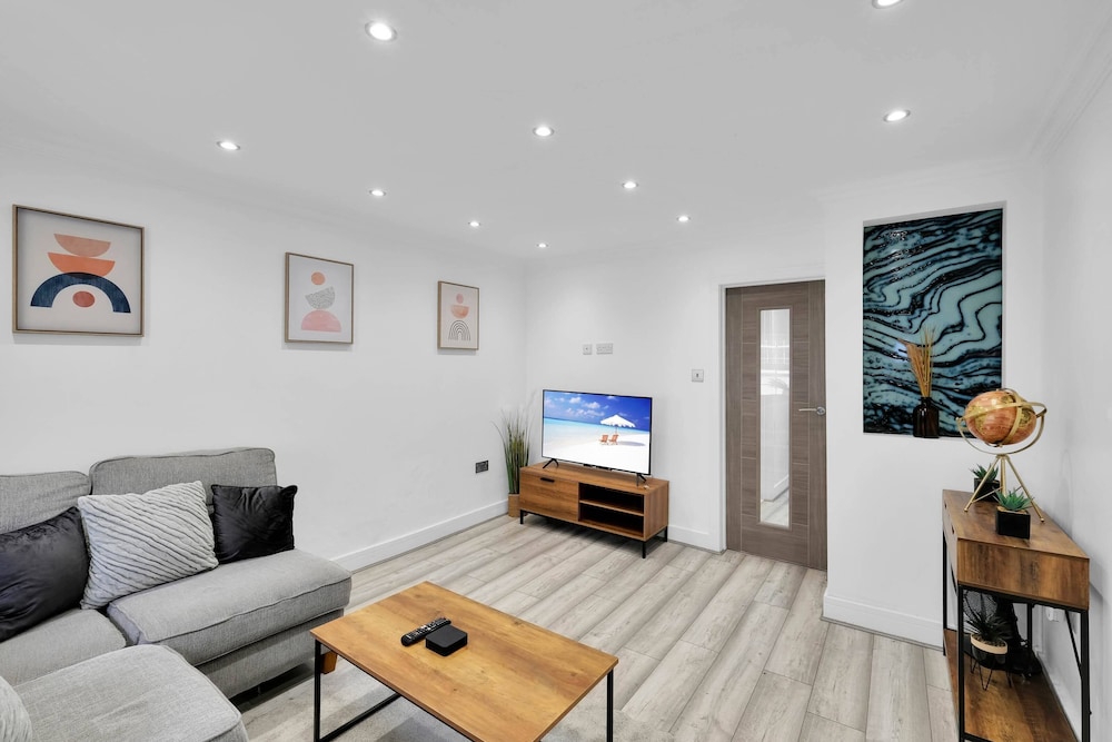 Newly Refurbished 2 Bed Hse Town Centre