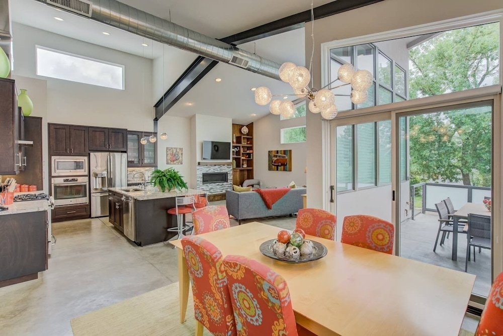 3BR Modern Marveldowntown Customprivate Balcony view 2