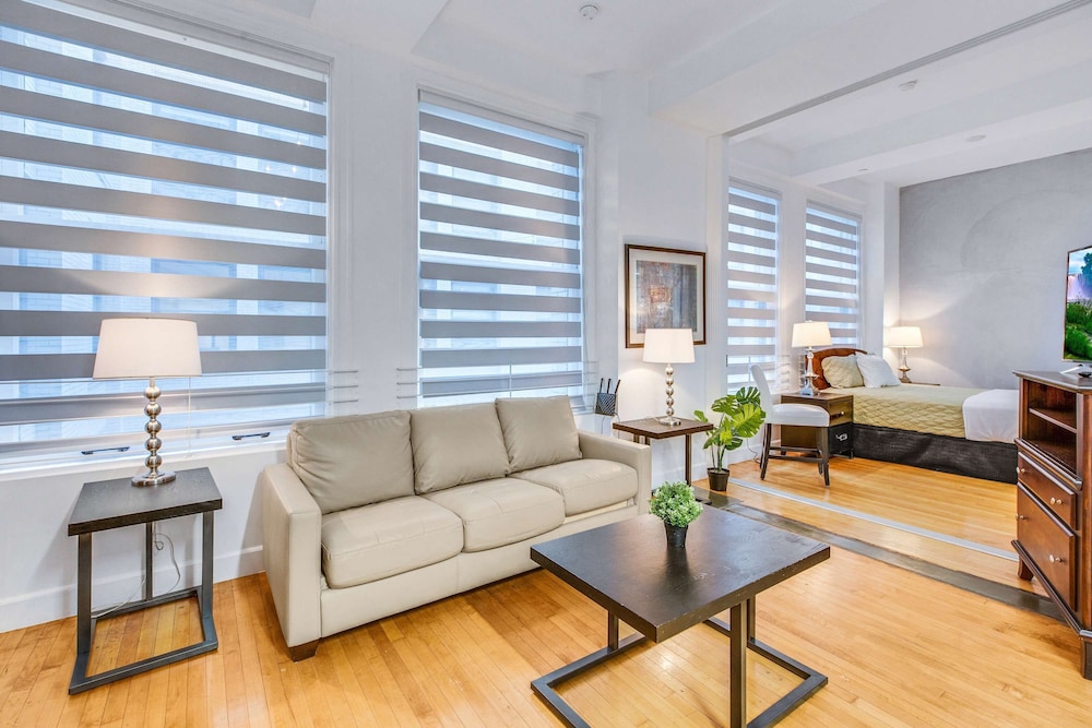 Stylish 2br/2ba At HWH by Oneluxstay