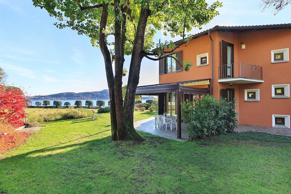 Lakefront Holiday Home