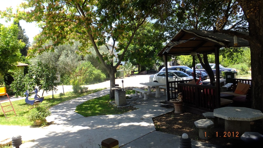 Nuriel Fruit & Guest House