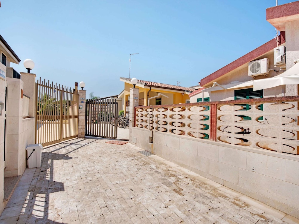 Beachside Getaway w/ Garden view 2