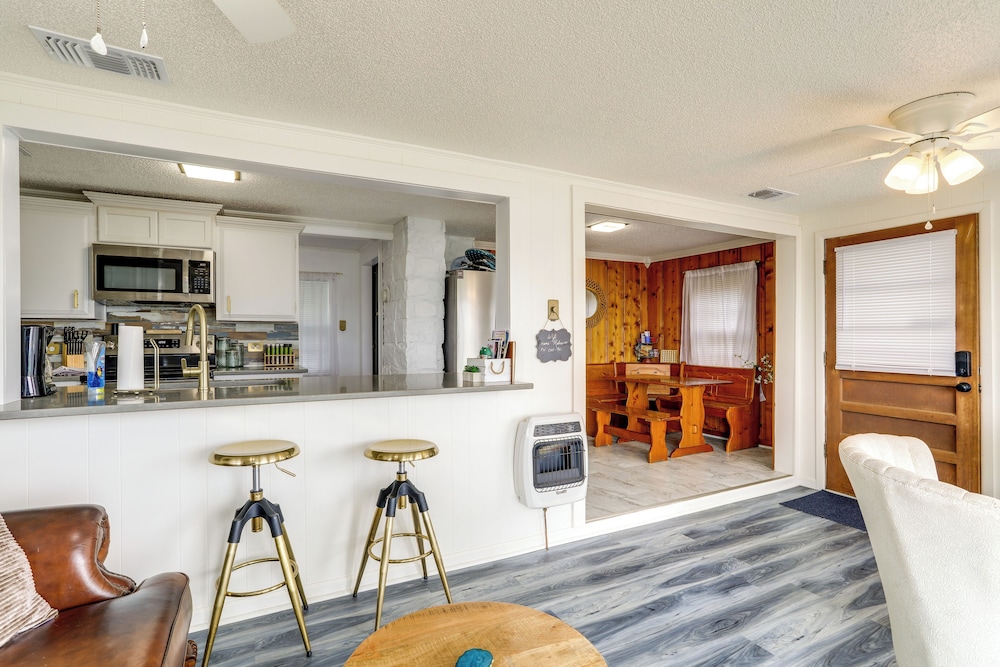 Norfork Lake Views: Home w/ Deck in Henderson