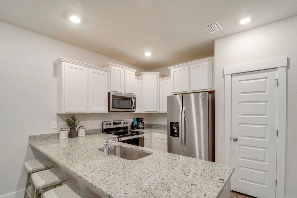 Pensacola Retreat w/ Pool Access, 20 Mi to Beach