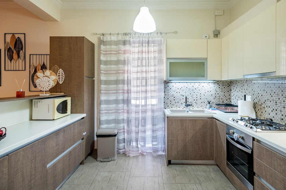Charming 2BR retreat near market & beach