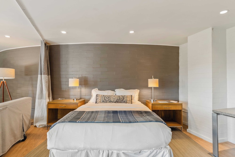 Sleeps 10, Luxe 2 Homes Malibu Hills Retreat Cielo Estate by Avantstay