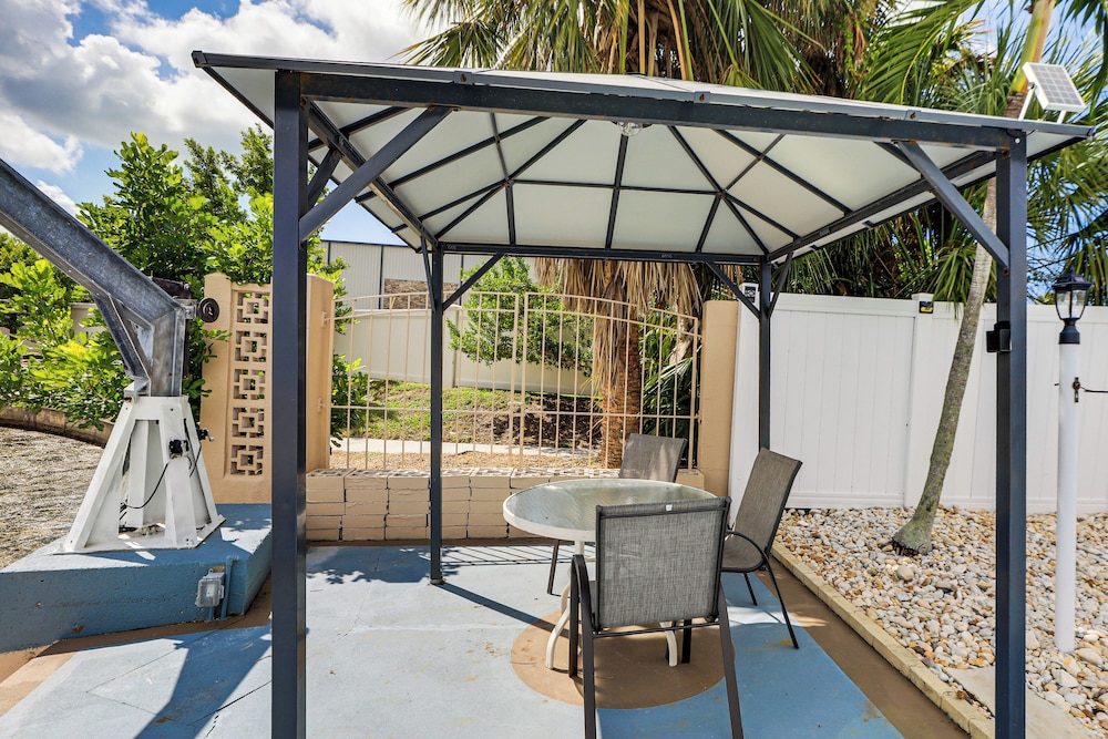 Furnished Sunroom w/ TV! Canal-front Bradenton Gem