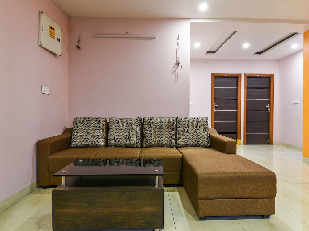 OYO 18612 Sree Sai Surya Service Apartment