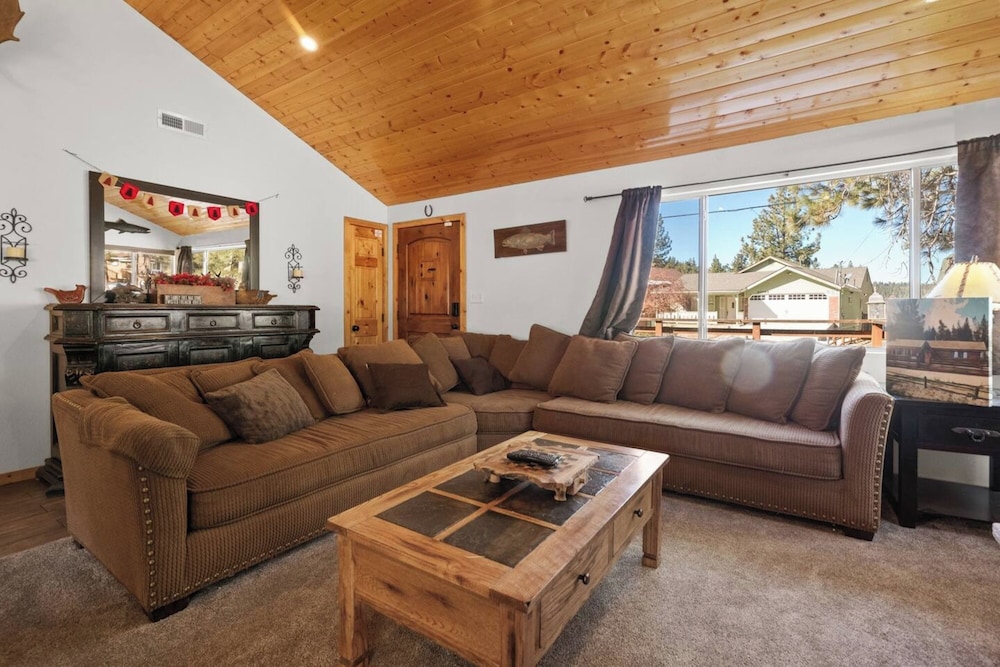 Lakeside Cottage - Charming  Retreat