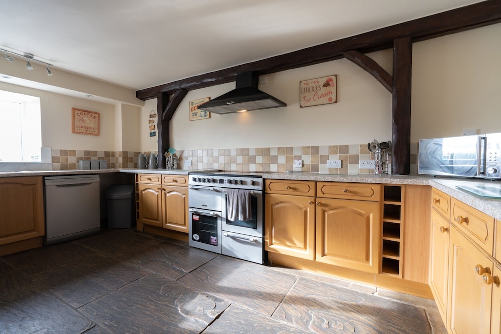 The Holmes Barn - Sleeps 16 - Pet Friendly view 4