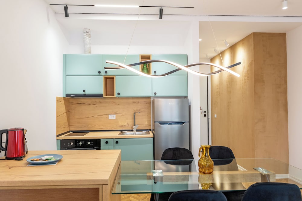 Tirent Apartment-Modern 1-Bedroom Stay Near Liqeni i Thatë