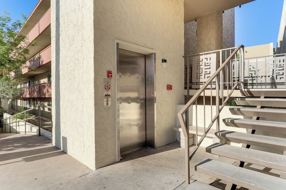< 1 Mi to Old Town: Scottsdale Condo w/ Balcony