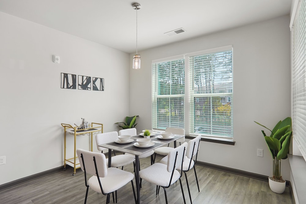 Luxe King 3BR Suite in North Raleigh