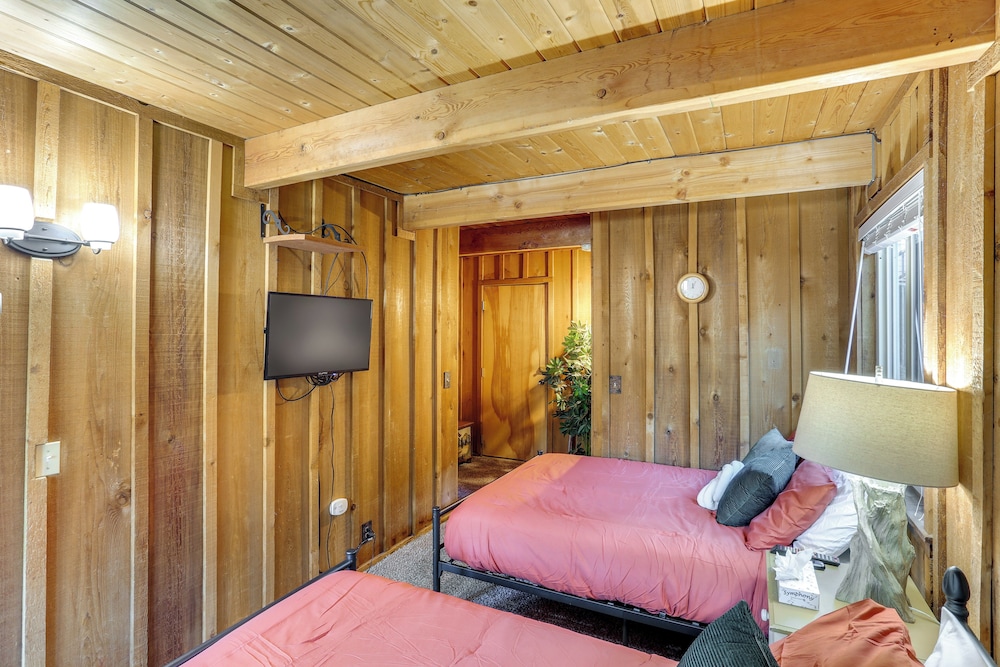 Near Skiing & Hiking: Dog-friendly Big Bear Cabin view 5