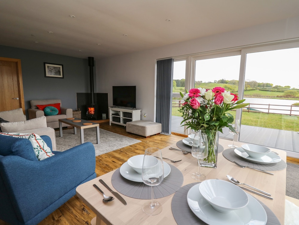 Llyn Cae Ty Nant Fishery Holiday Let