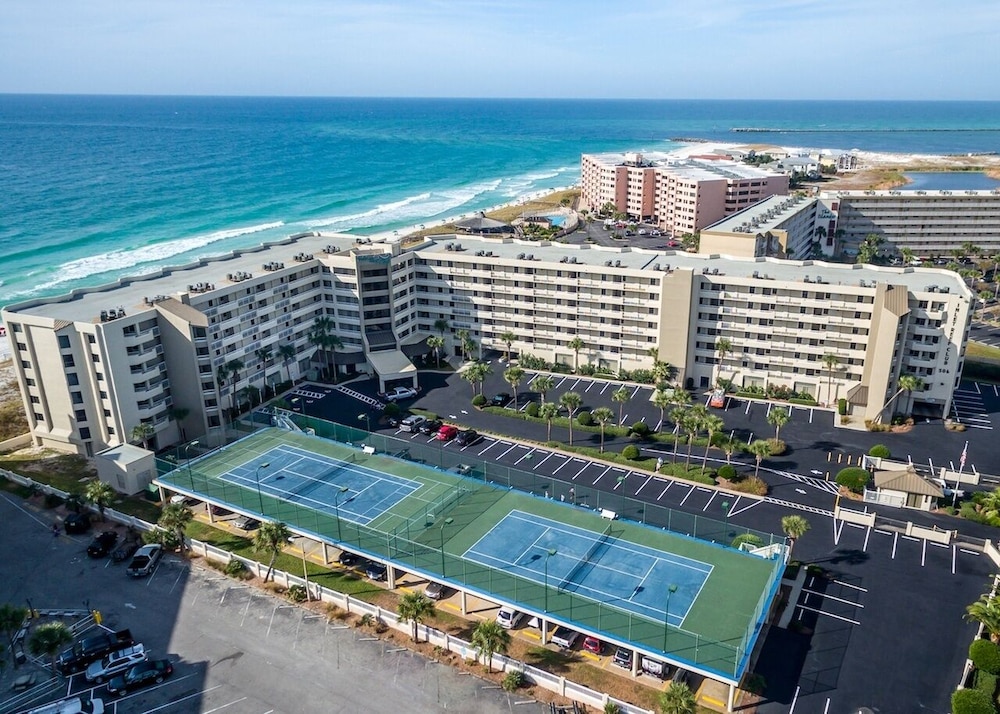 Inlet Reef 406 2 Bedroom Condo by RedAwning