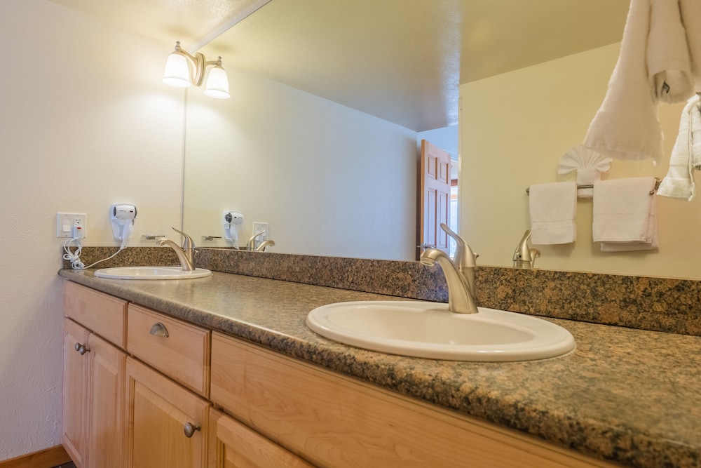 Comfortable Cozy Condo - Short Walk to American Eagle Lift - SH402 by RedAwning