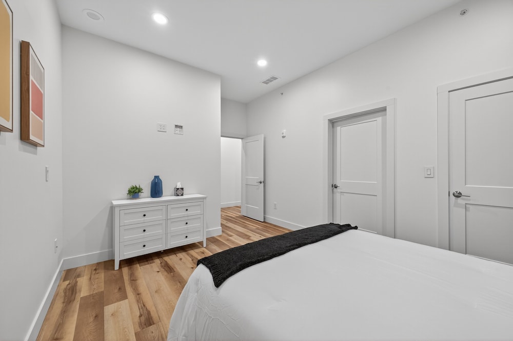 Stylish Downtown Unit With Historic Charm 2 Bedroom Apts
