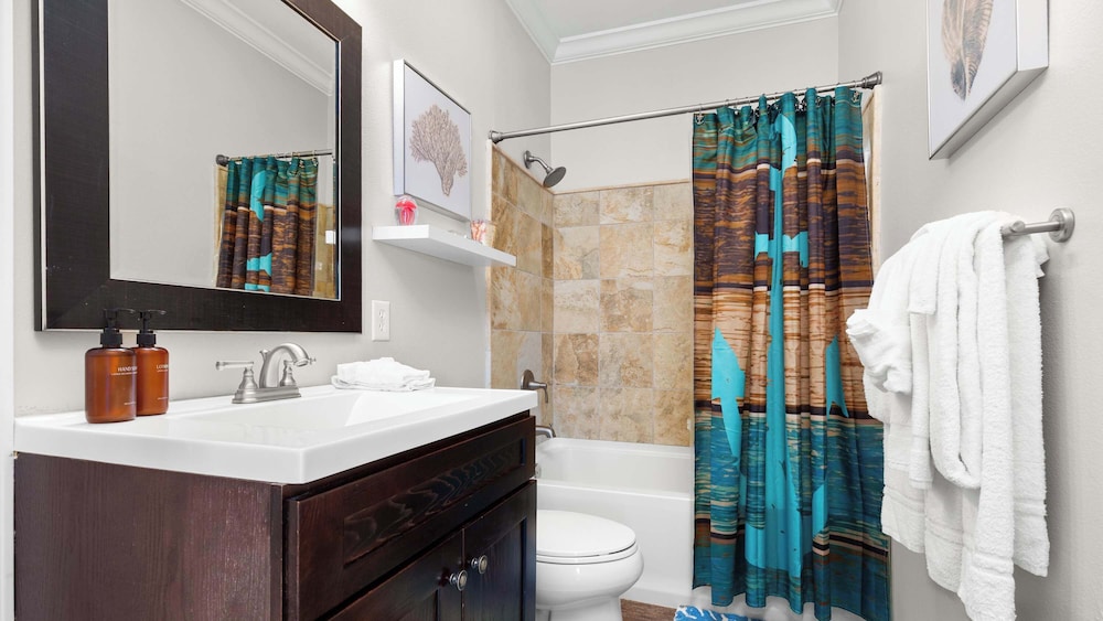 Cozy 3-bedroom Condo Comfy Living Space, Two Balconies, Outdoor Pool