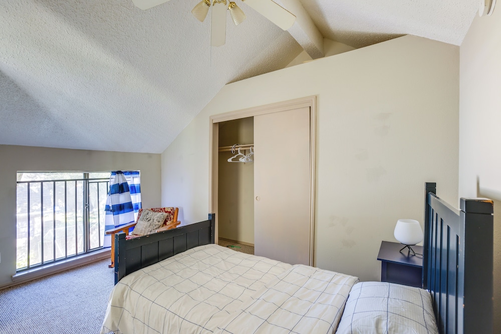 2 Mi to Houston Funplex: Home w/ Private Yard!