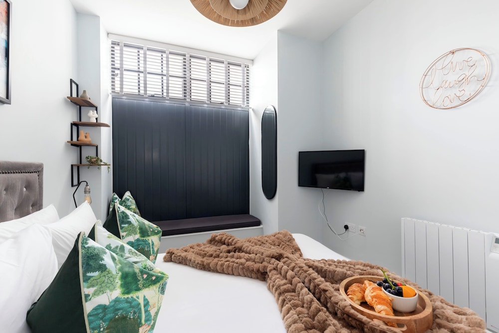 Elliot Oliver - Stylish 2 Bedroom Town Centre Apartment view 3
