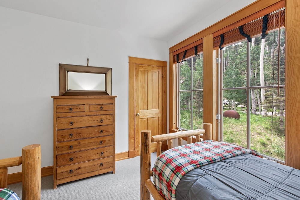 Polecat Chalet 4 Bedroom Home by RedAwning
