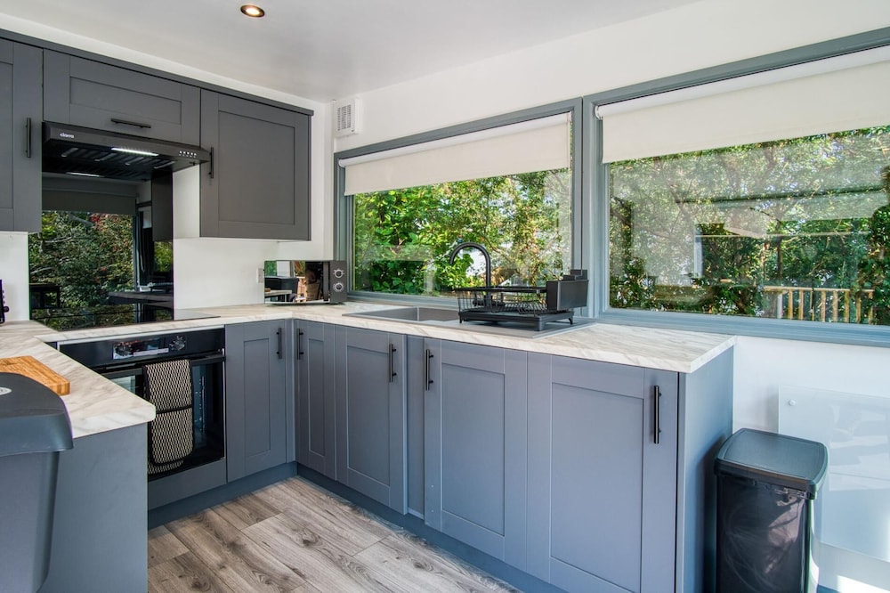 Cedars Lodge - Hot Tub - Penally - Tenby