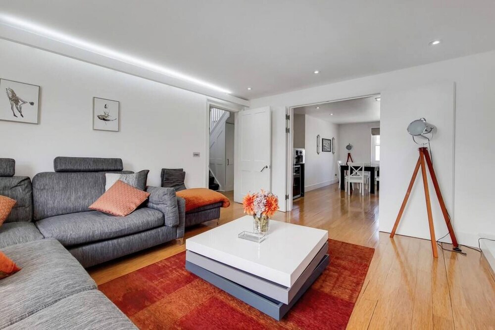 Beautiful 2 Bedroom Apartment In Belgravia view 2