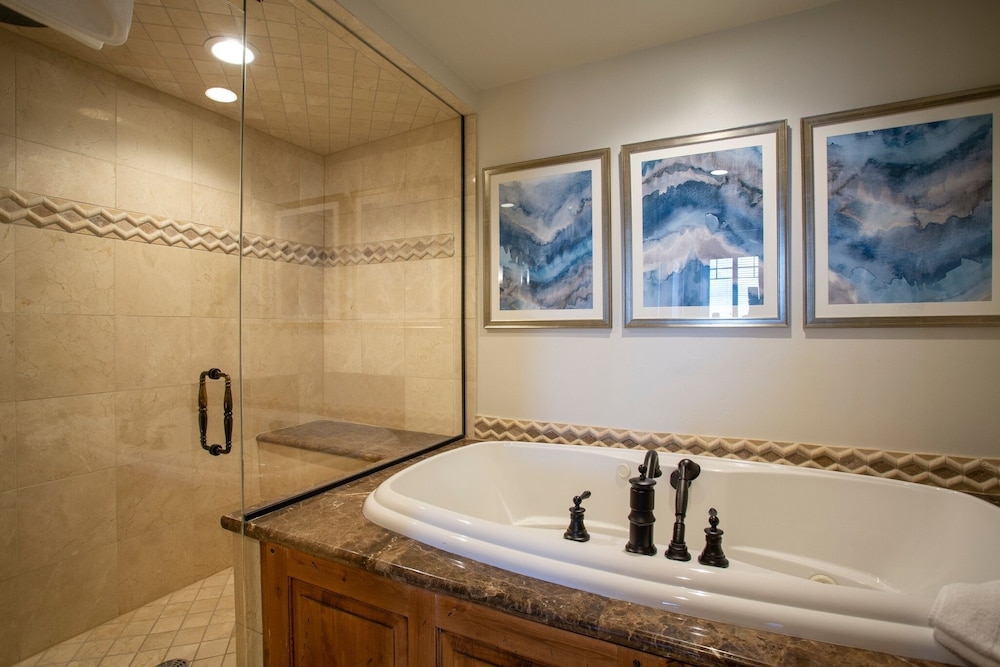 Grand Lodge - 3-Bedroom Deluxe #408 - Ski-in/out 3 Condo