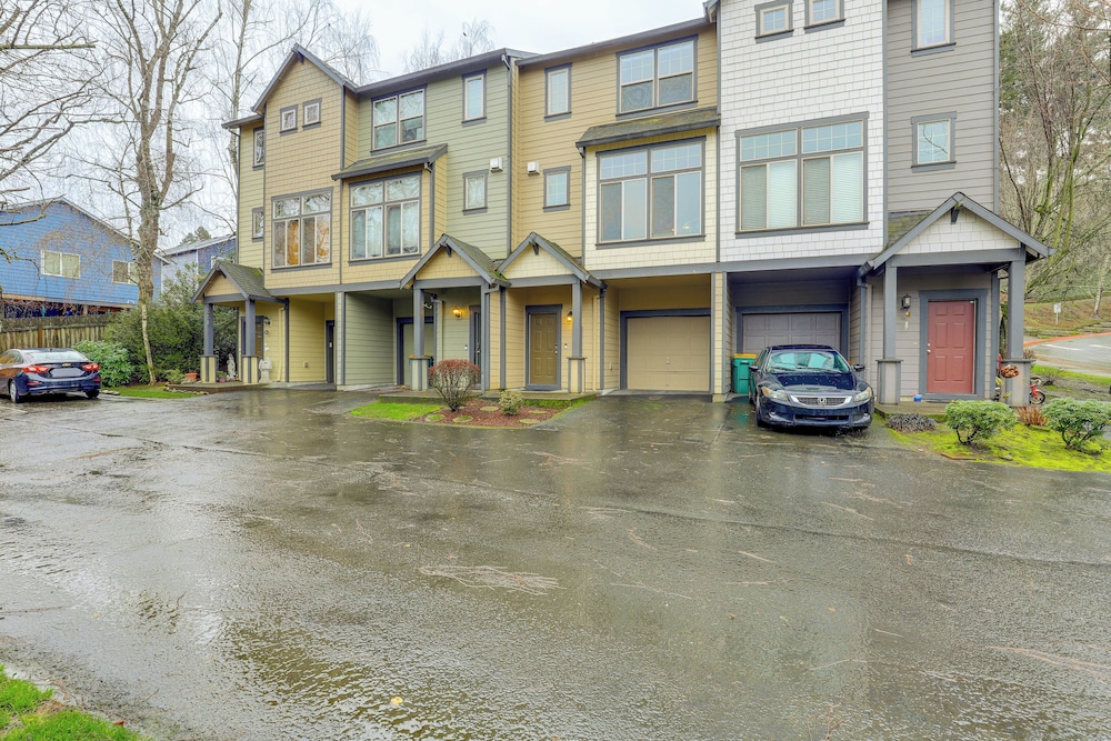 Walk to Mcmenamins Edgefield: Inviting Townhome!