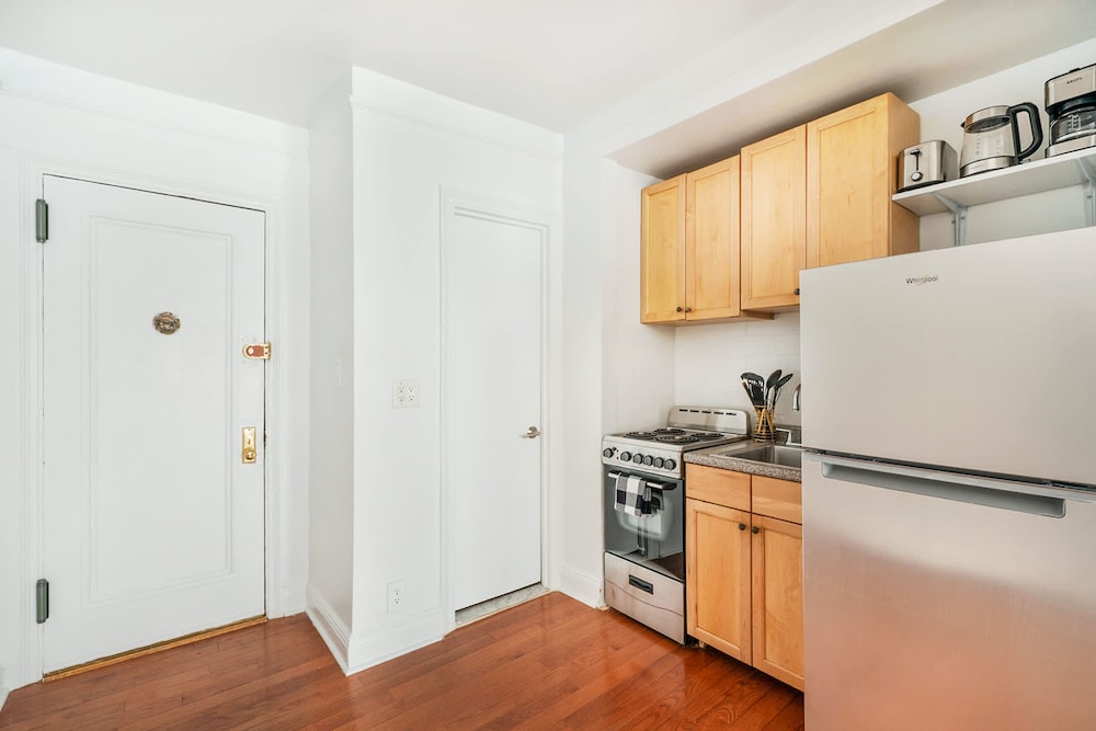444-3d Brand New XL Studio Hell s Kitchen Elevator