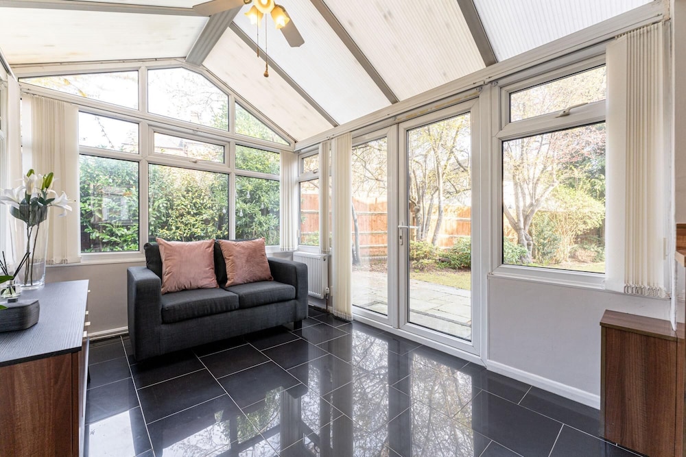Spacious 3 Bedroom House 10 Mins to Birmingham City Centre view 3