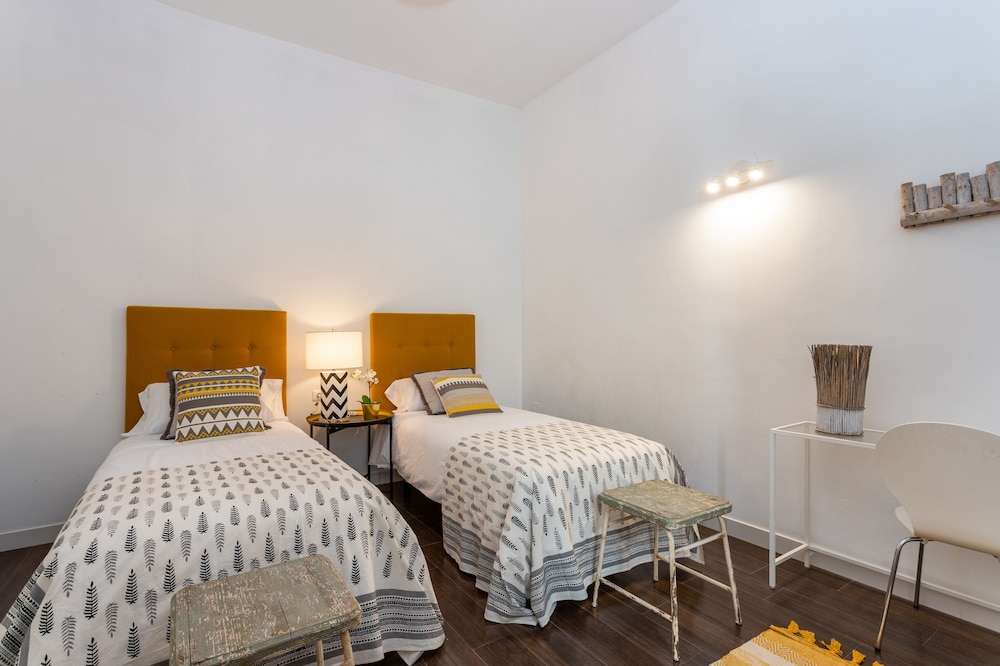 3 Bd Apartment With Balconies Next to Larios Street. Larios